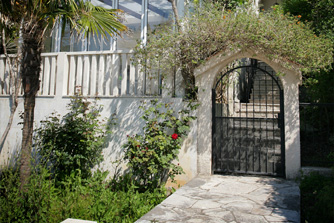 The gate - view of the villa from the promenade